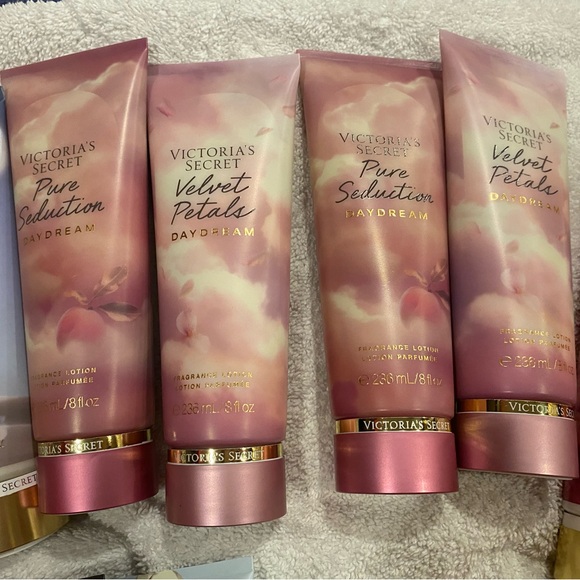 Victoria's Secret Sparkling Creme Body Lotion - Blue - Picture 9 of 9